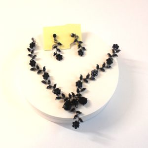 Collar y aretes metalicos color negro, diseño rosas de duelo